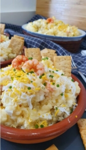 ensaladilla de merluza y langostinos